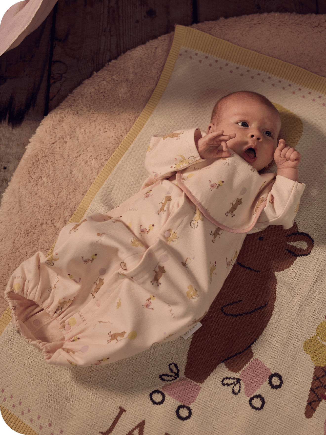 赤ちゃんが口を開けている画像