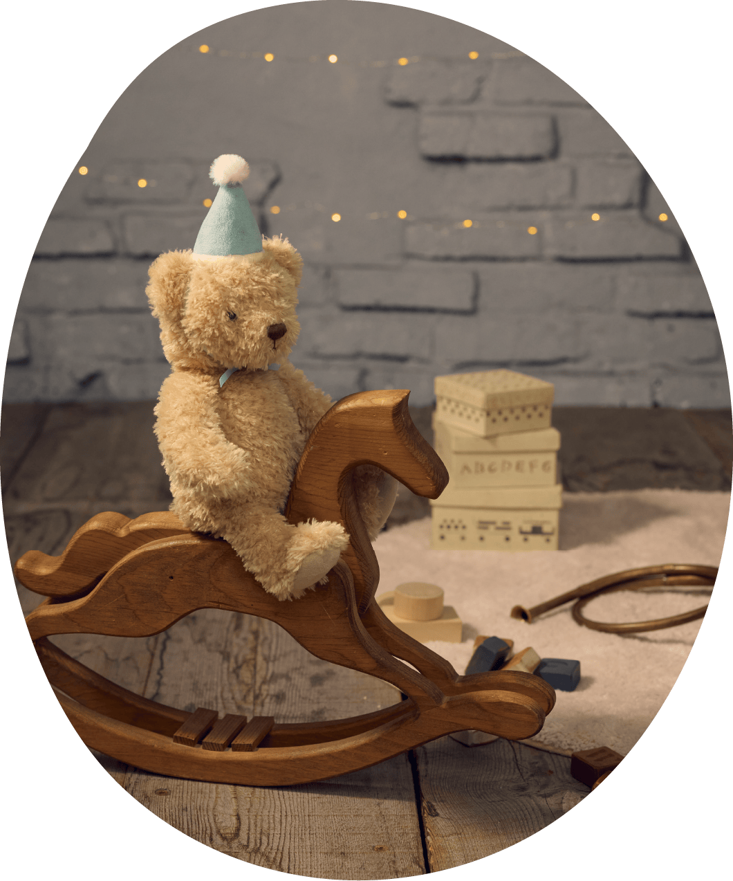 クマのぬいぐるみが木馬に乗っている画像