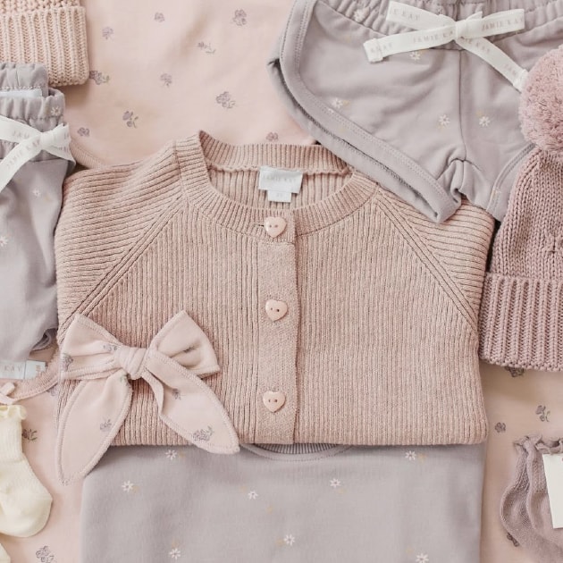 JAMIE KAYチャリティセールの限定商品が並んでいるの画像