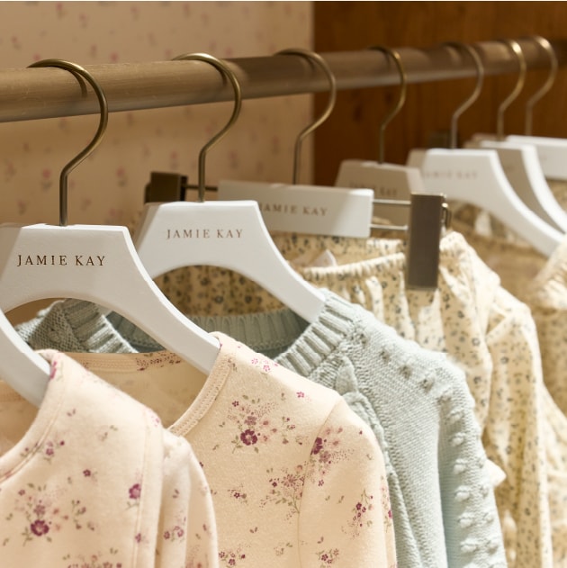 衣装がハンガーに吊られて並んでいる画像