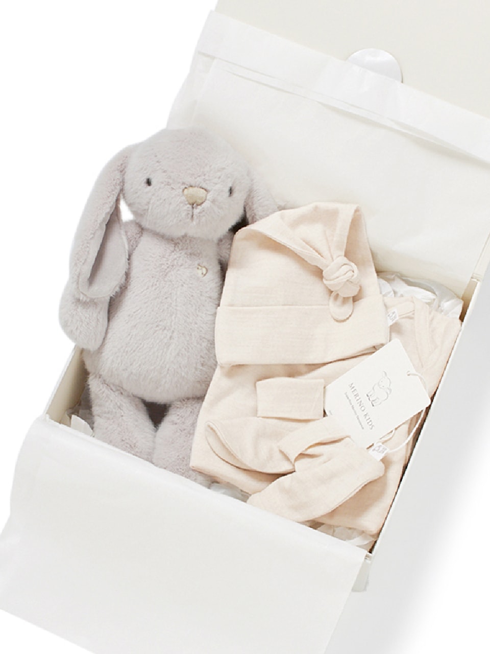 ギフトボックスにうさぎのぬいぐるみとベビー服が入っている画像