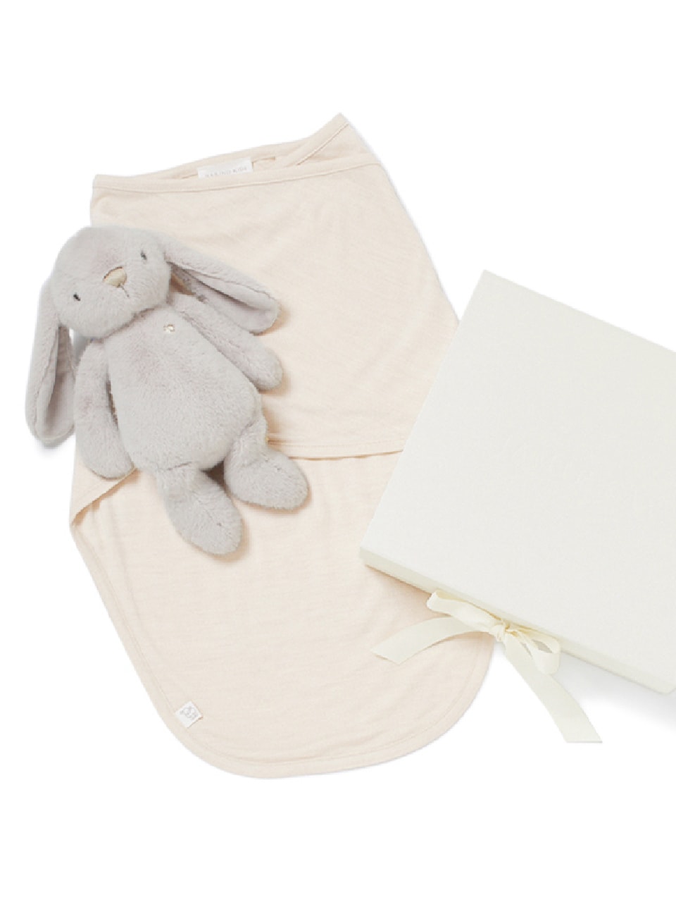 うさぎのぬいぐるみとベビー服が並んでいる画像