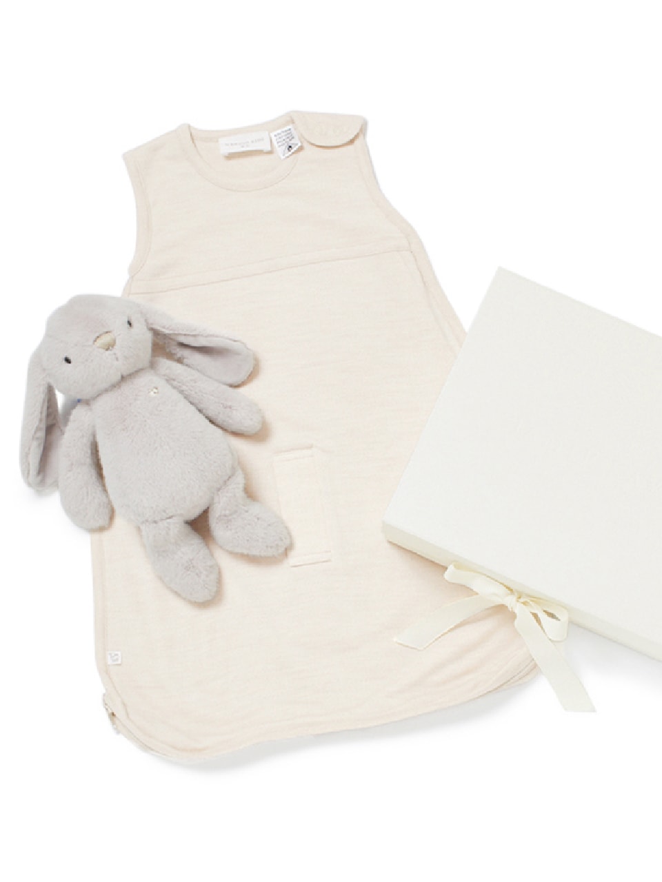 うさぎのぬいぐるみとベビー服が並んでいる画像