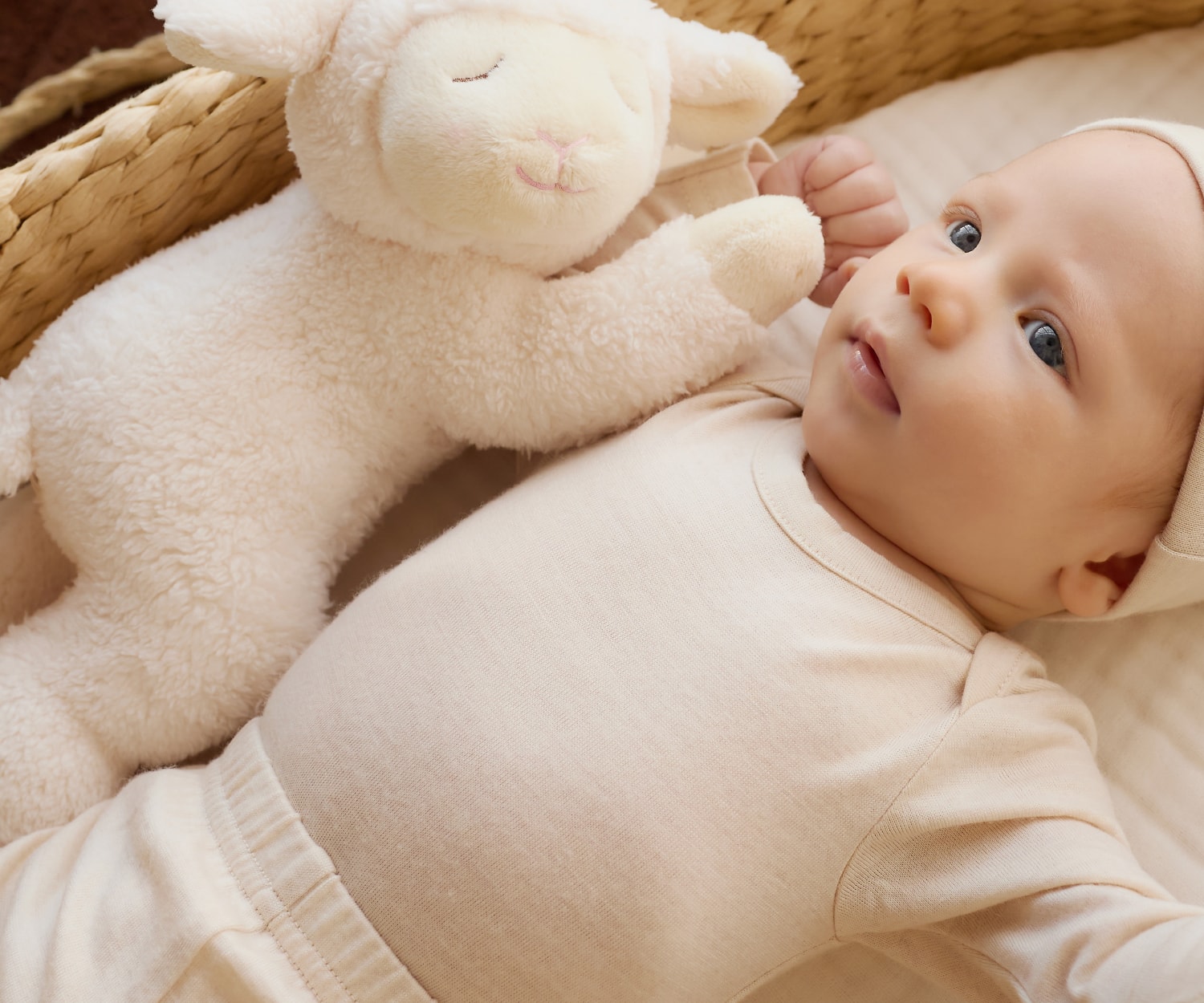 赤ちゃんがベージュの服を着ている画像