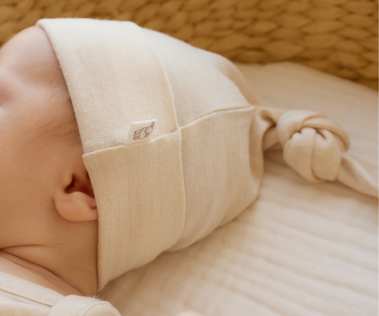 赤ちゃんがベージュの服を着ている画像