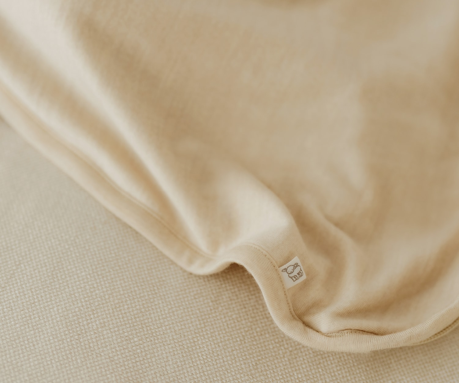 赤ちゃんがベージュの服を着ている画像