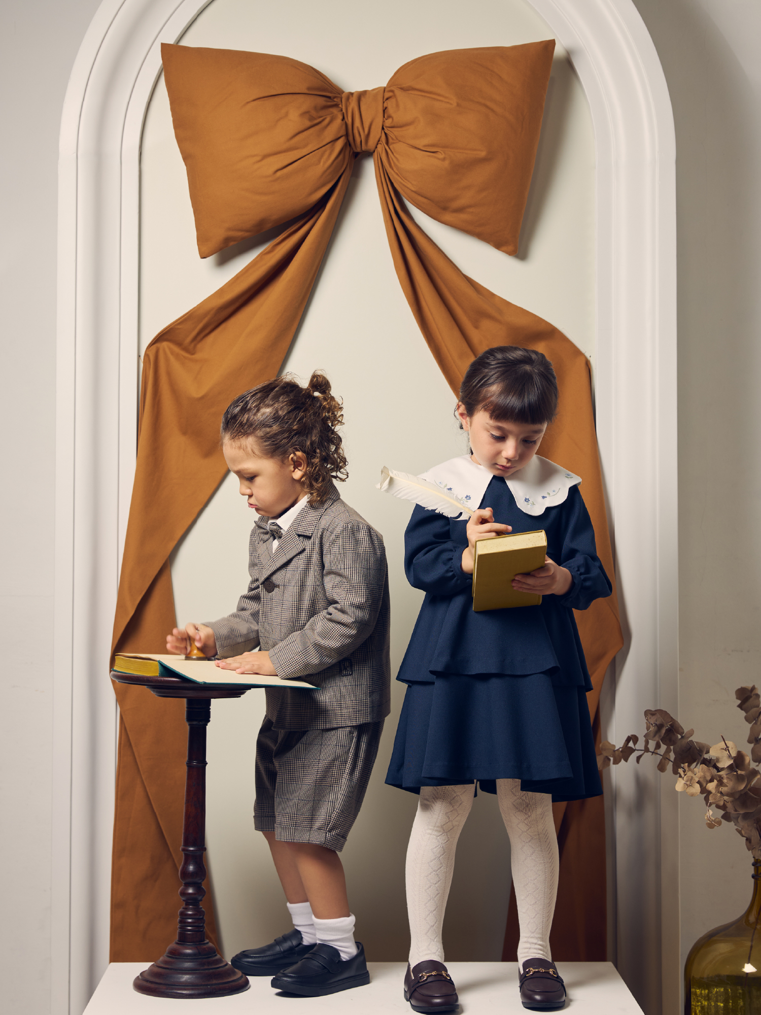 Dress Jacket Shirt Tie Pantsを着用した子供モデル