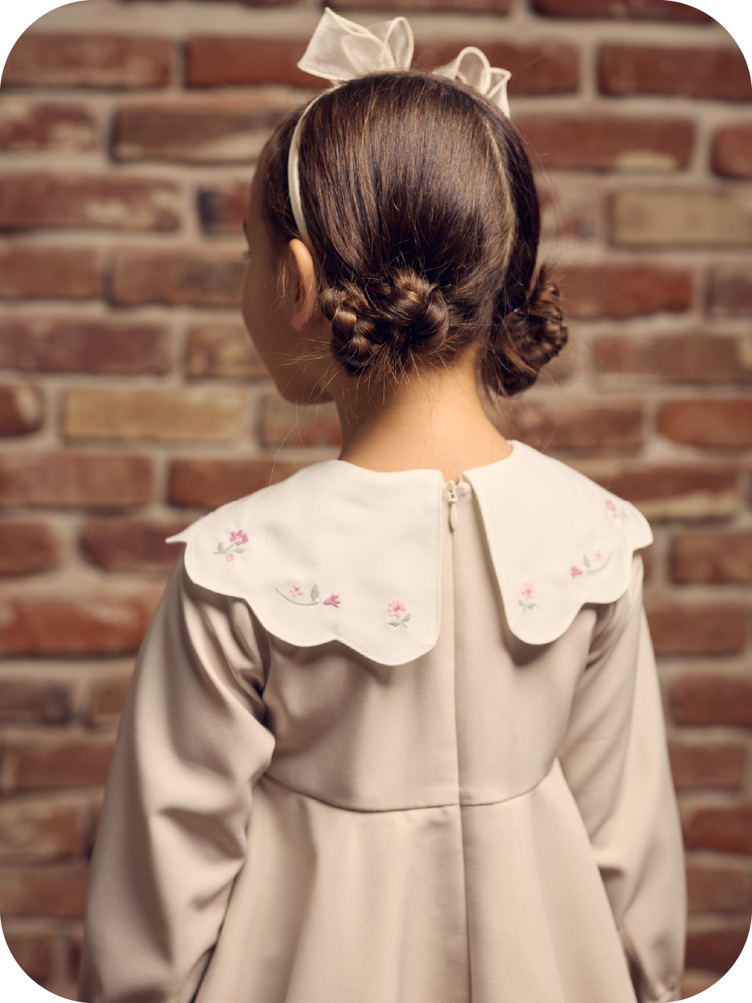 Dress Accessoryを着用した子供モデル