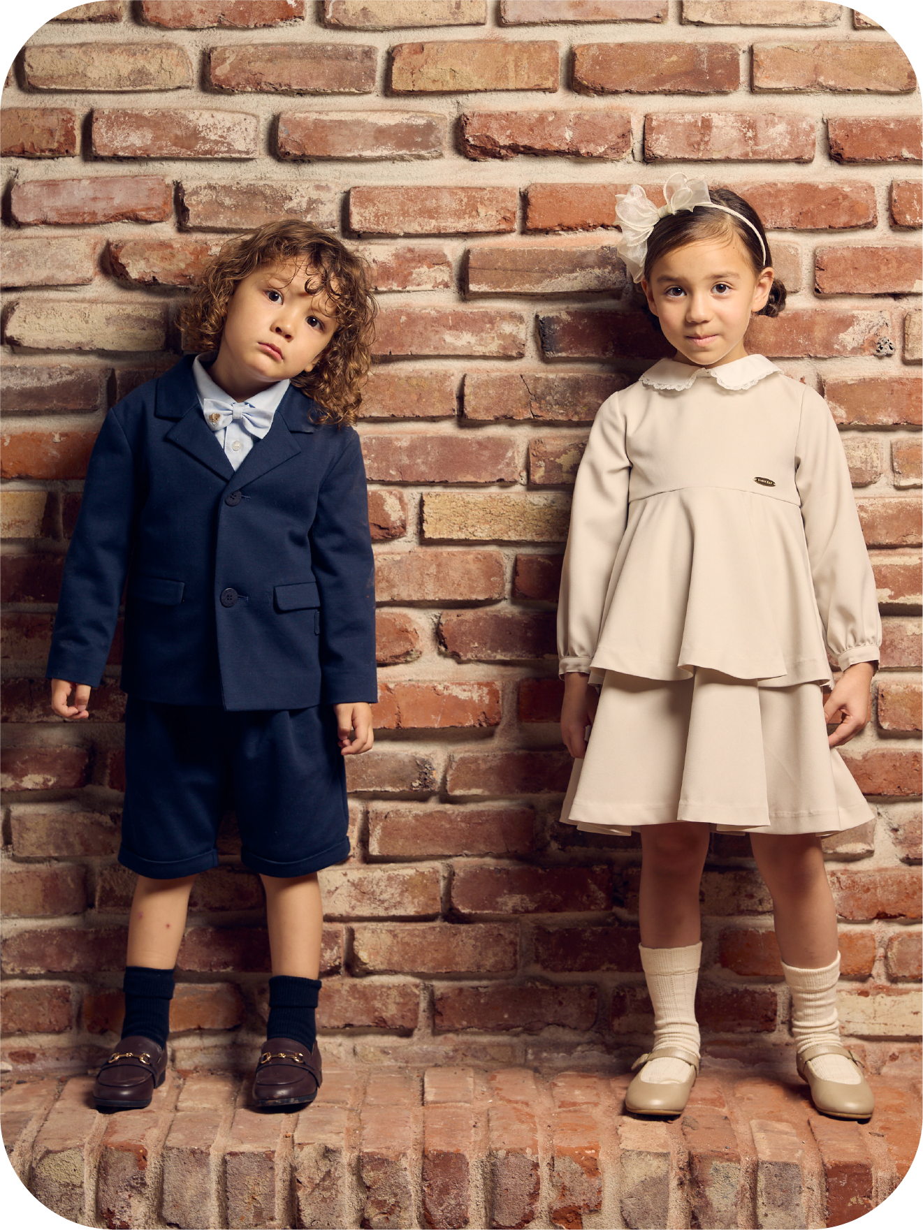 Jacket Shirt Tie Pants Dress Accessoryを着用した子供モデル