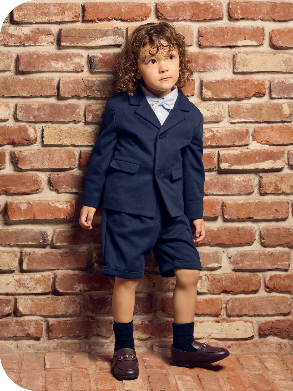 Jacket Shirt Tie Pantsを着用した子供モデル