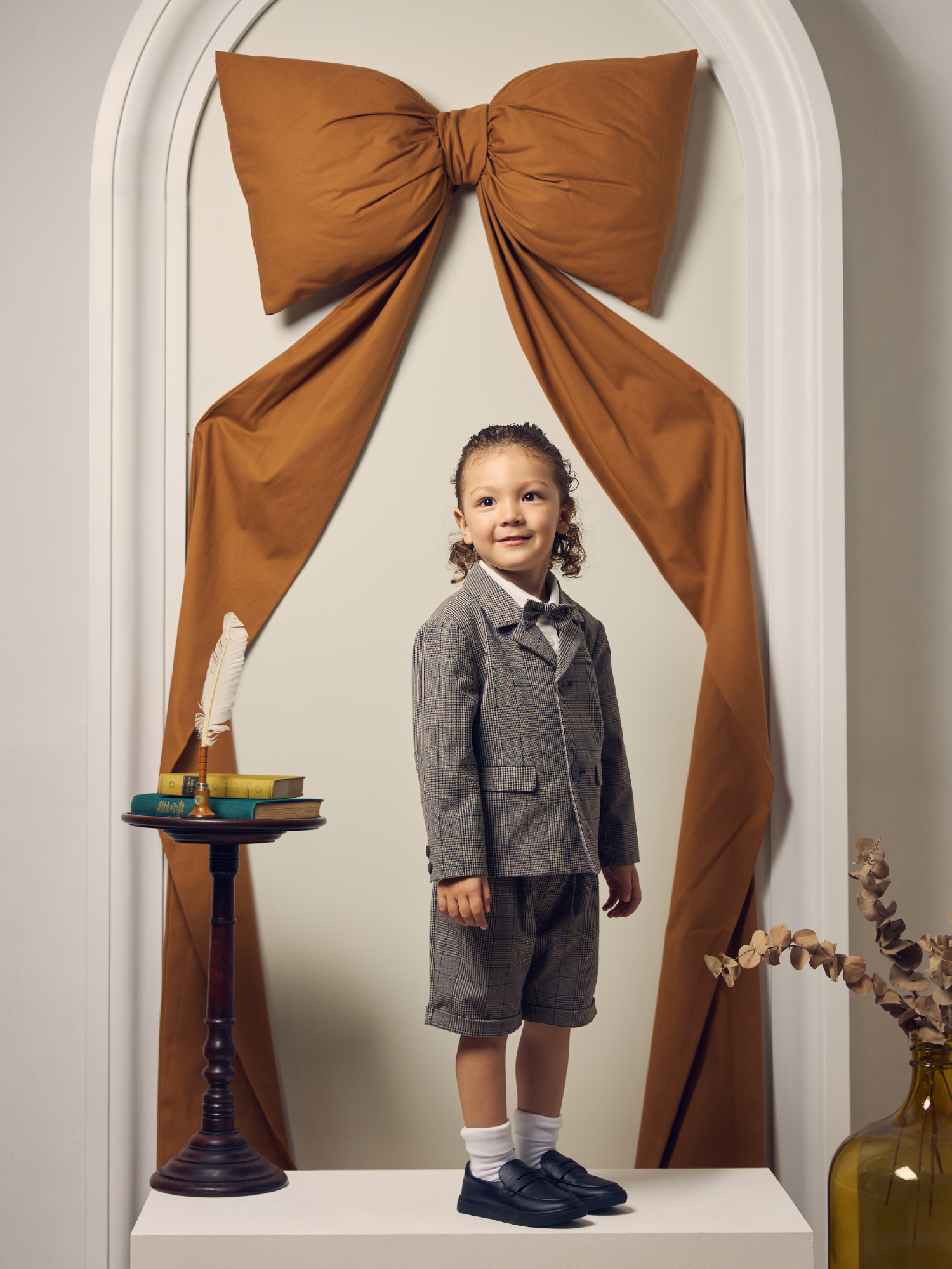 Jacket Shirt Tie Pantsを着用した子供モデル