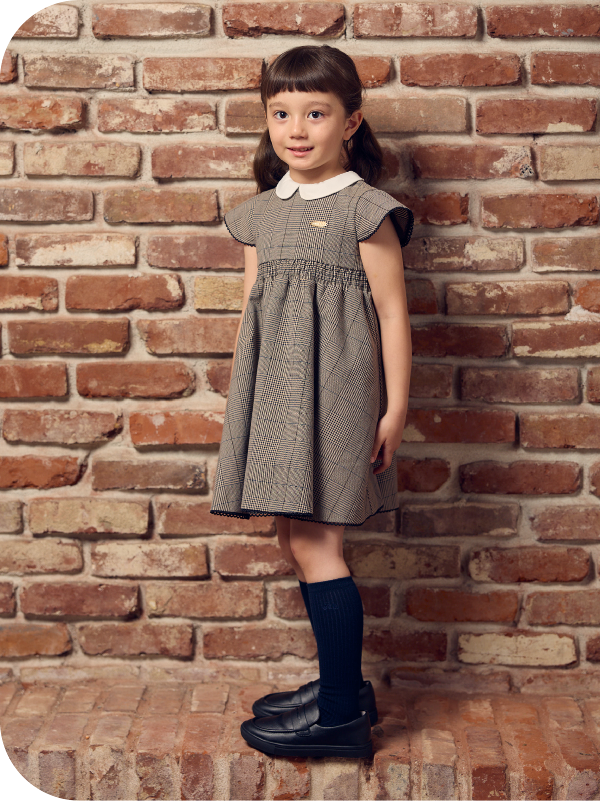 Dressを着用した子供モデル