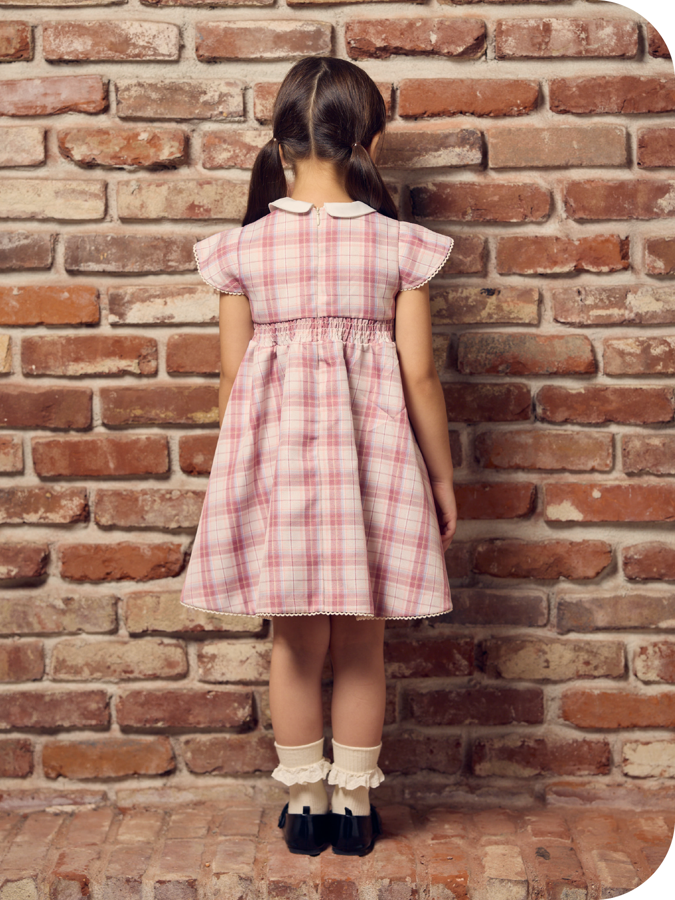 Dressを着用した子供モデル