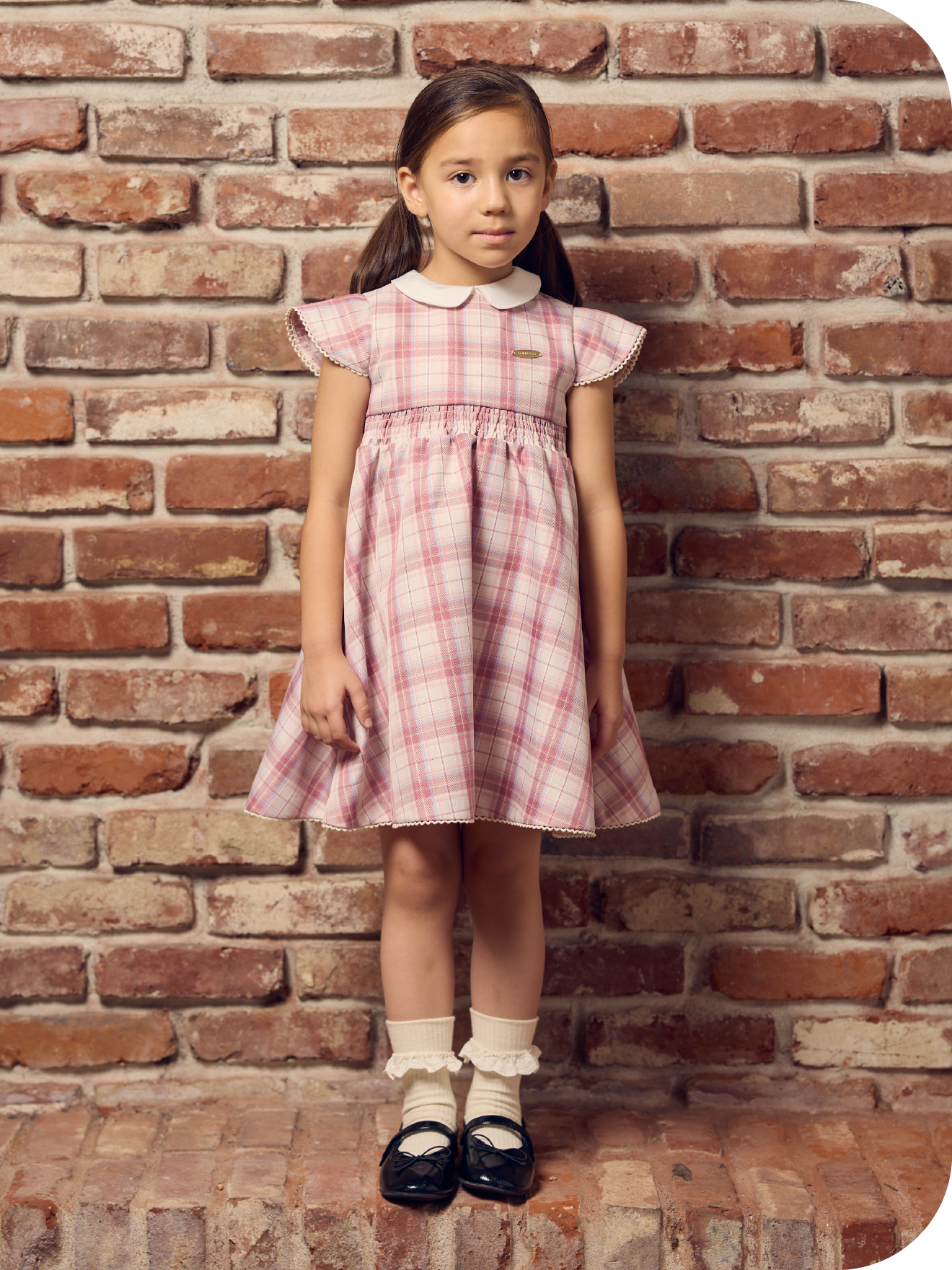 Dressを着用した子供モデル