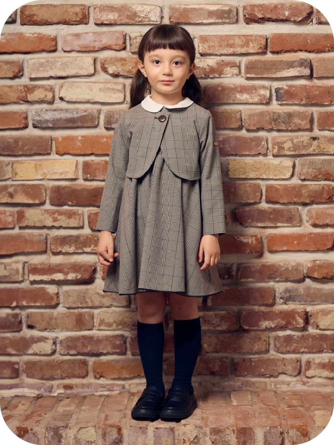 Dressを着用した子供モデル