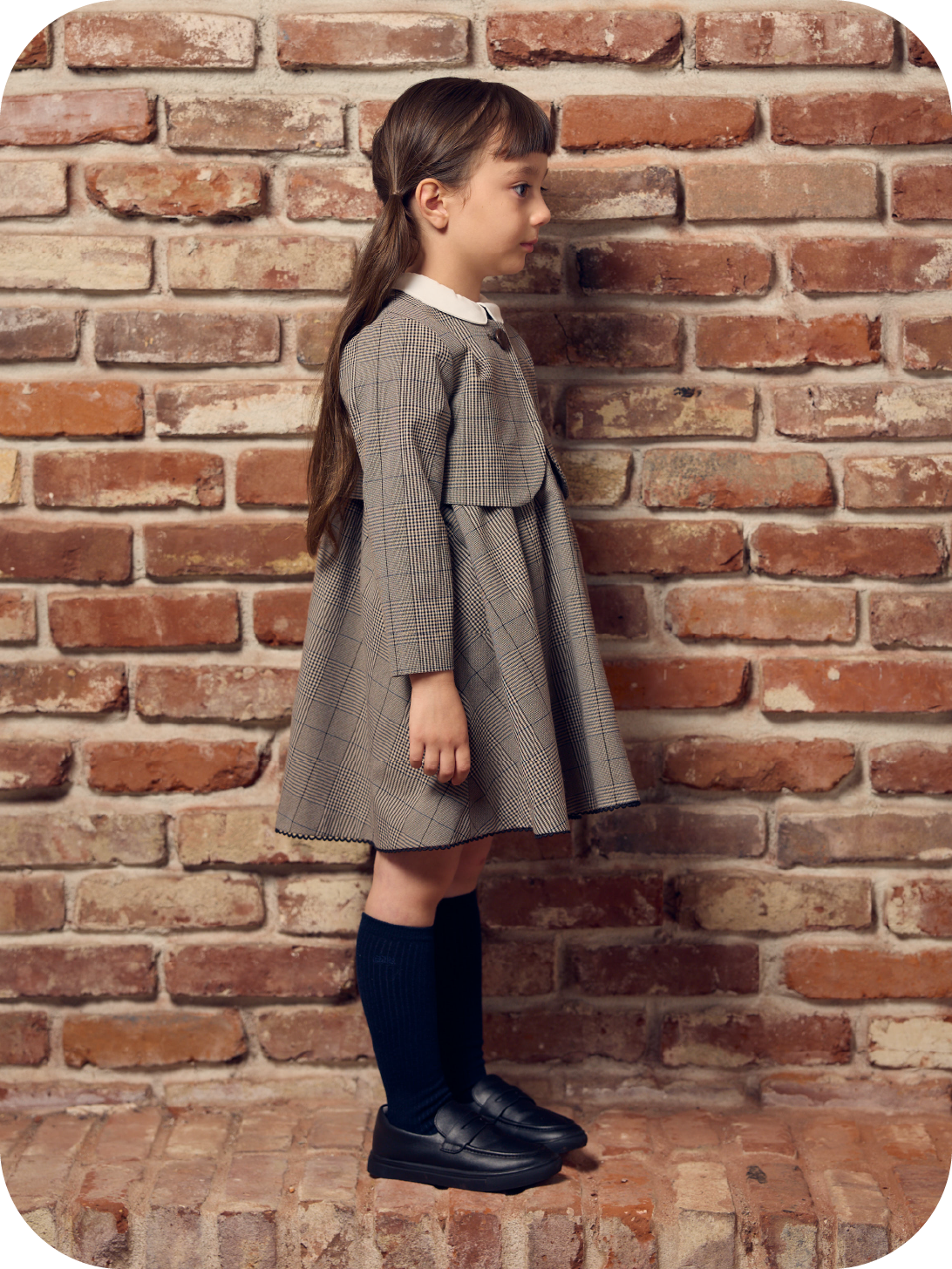 Dressを着用した子供モデル