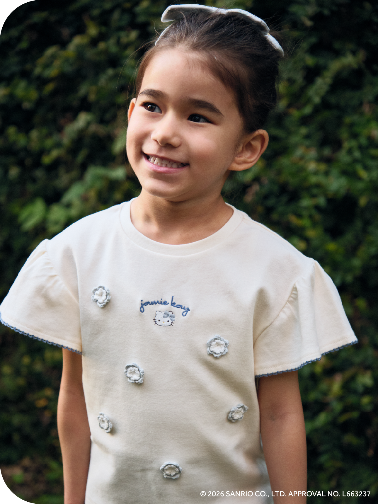 Rompers Accessoryを着用した子供モデル