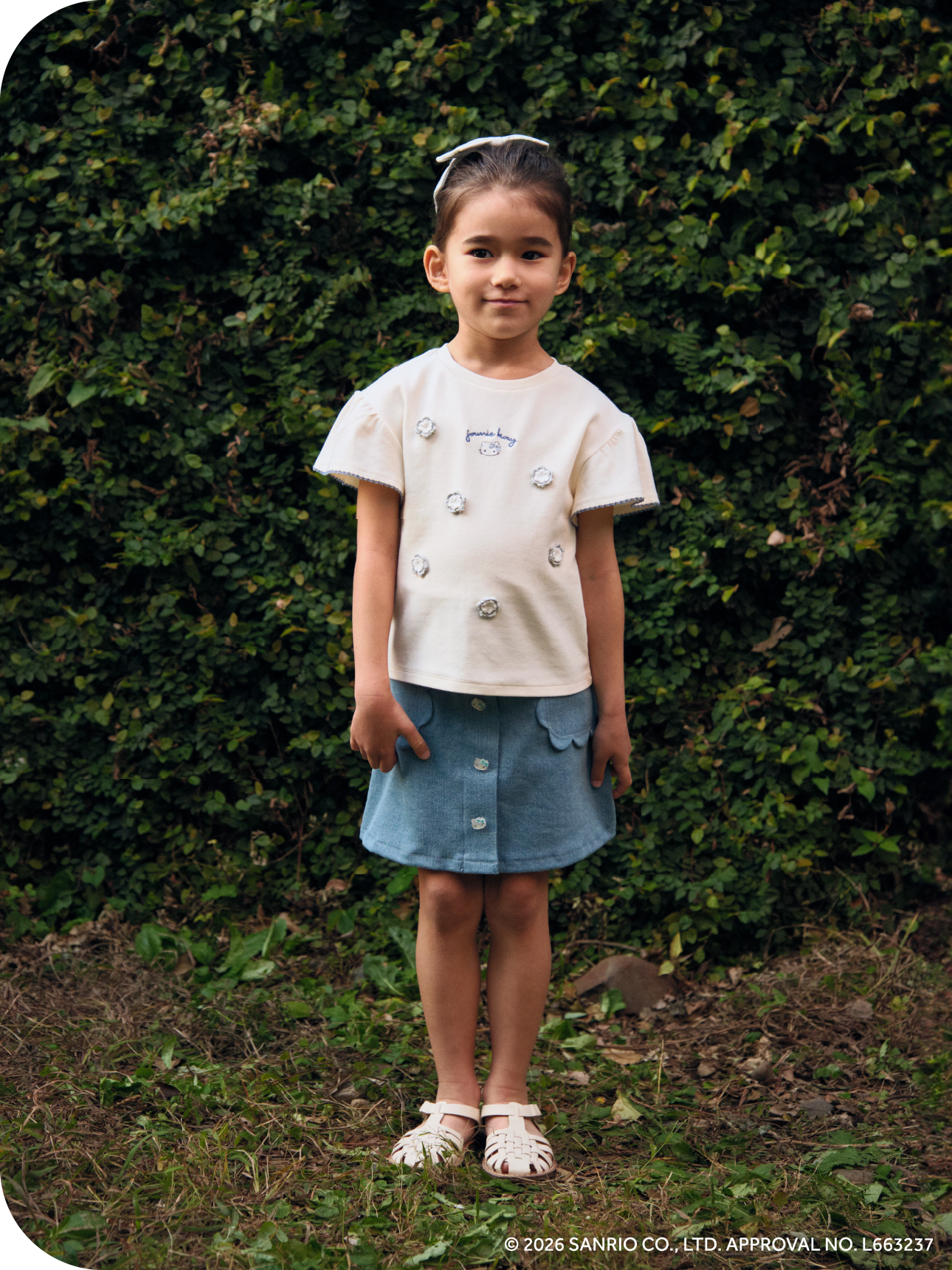 Rompers Accessoryを着用した子供モデル