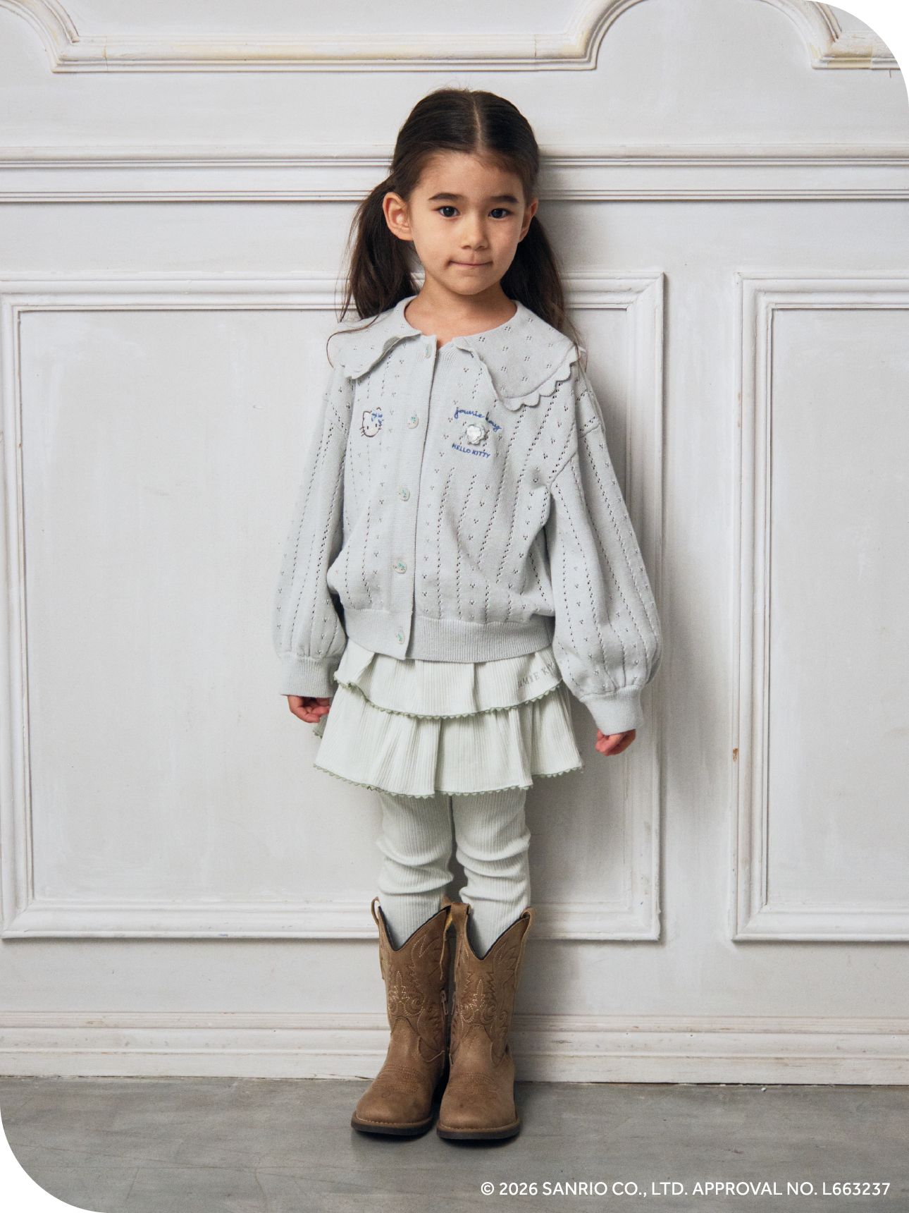 Cardigan Leggingsを着用した子供モデル