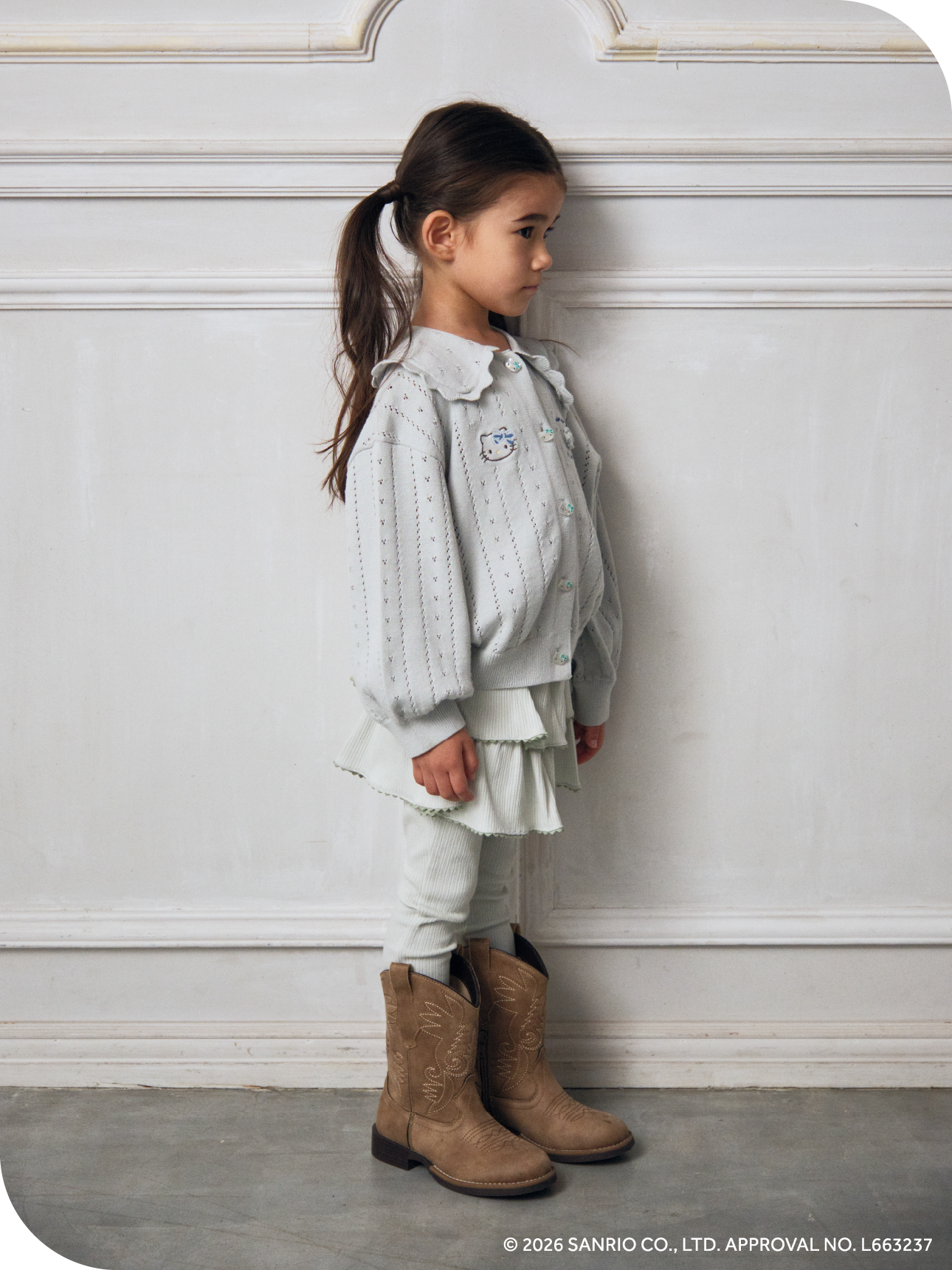 Cardigan Leggingsを着用した子供モデル