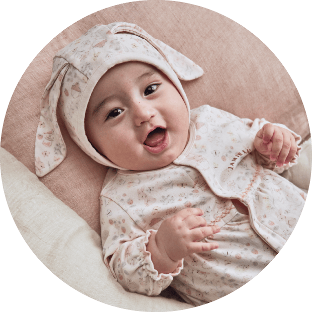 うさ耳を付けた赤ちゃんが笑っている画像