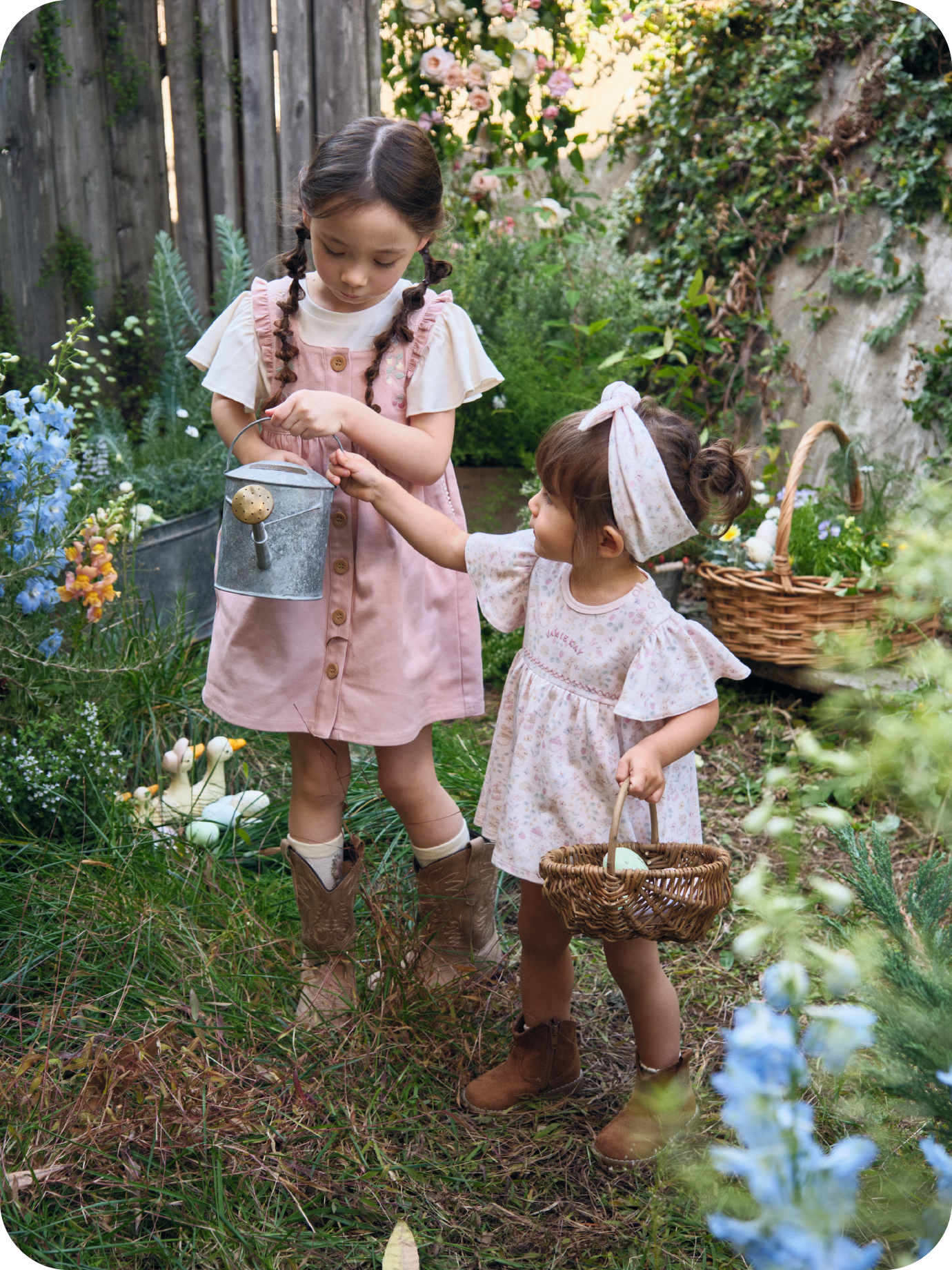 女の子2人が水やりをしている画像