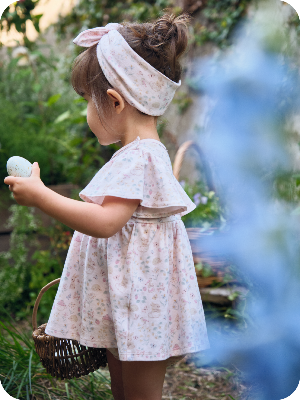 薄ピンクのワンピースを着た女の子の画像