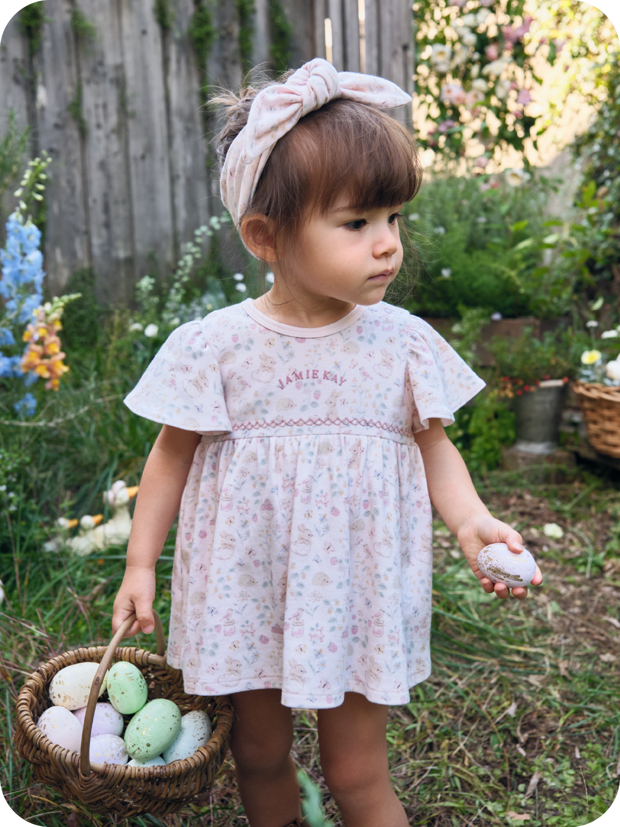 薄ピンクのワンピースを着た女の子の画像