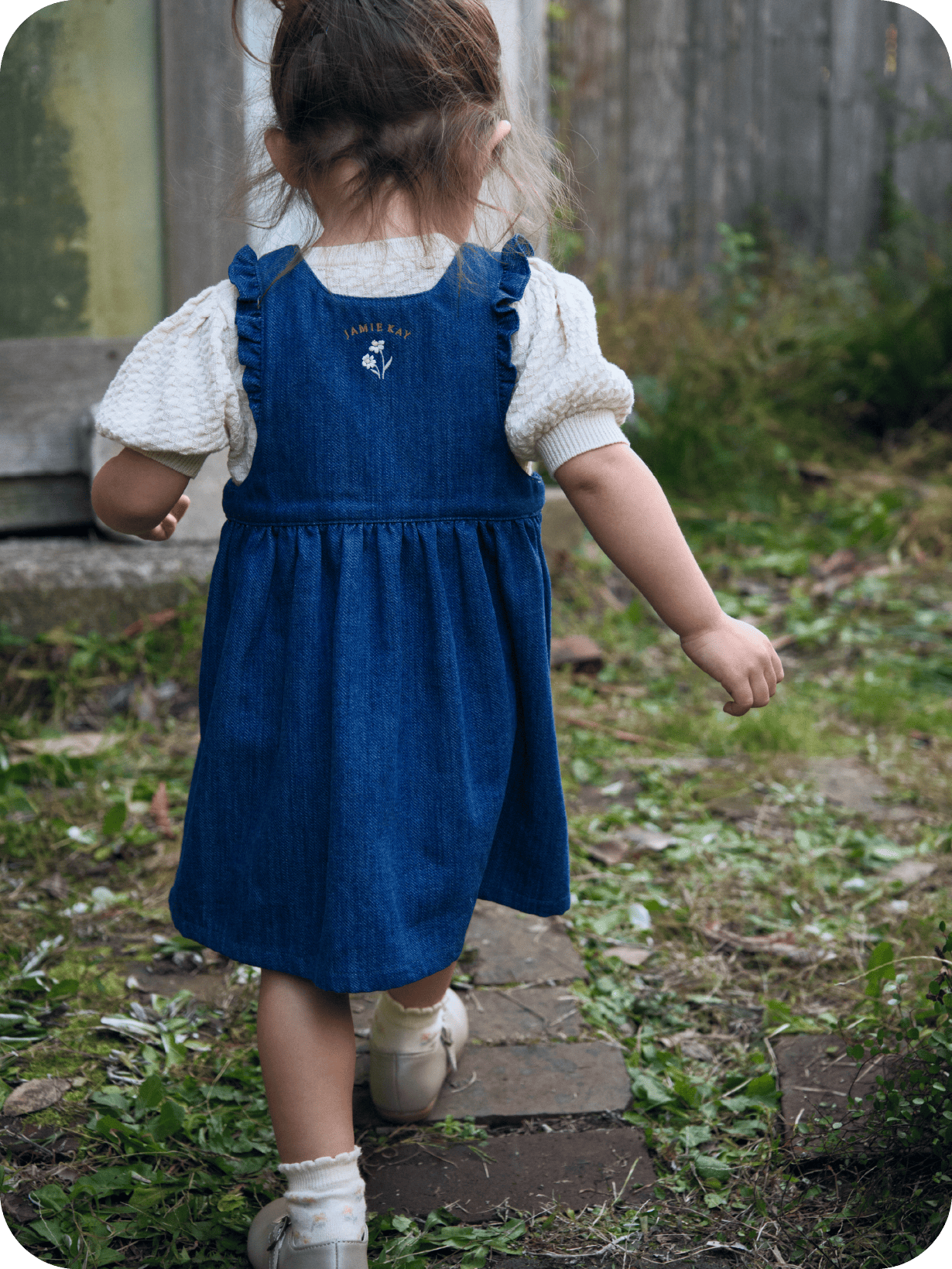 ネイビーのワンピースを着た女の子の画像