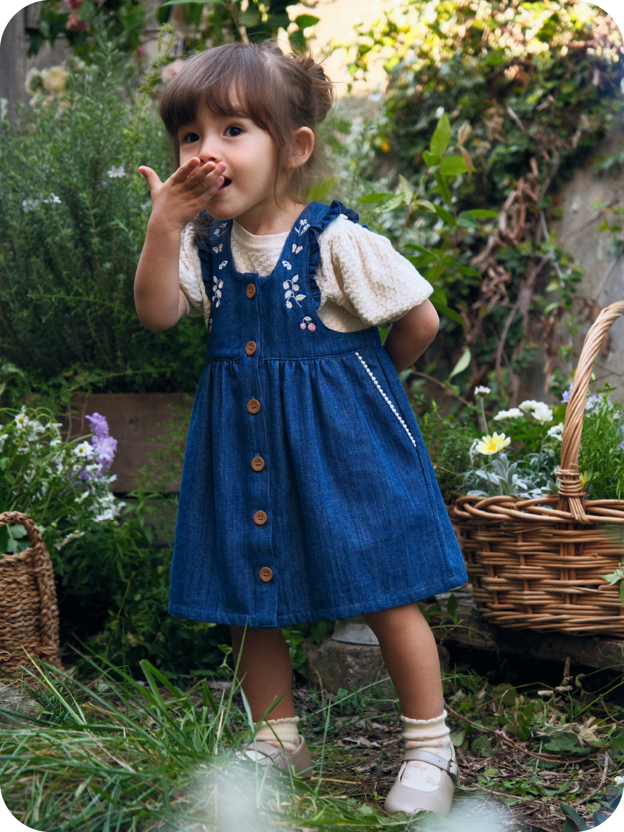 ネイビーのワンピースを着た女の子の画像