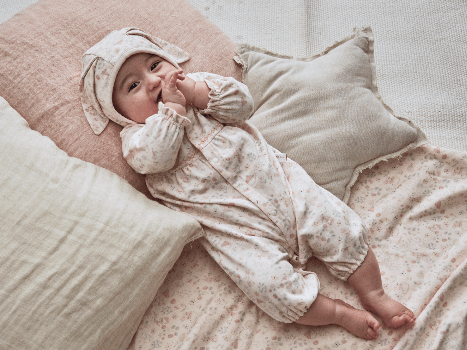 赤ちゃんが笑っている画像