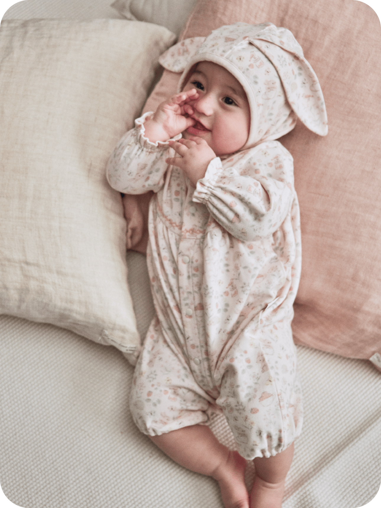 赤ちゃんが笑っている画像