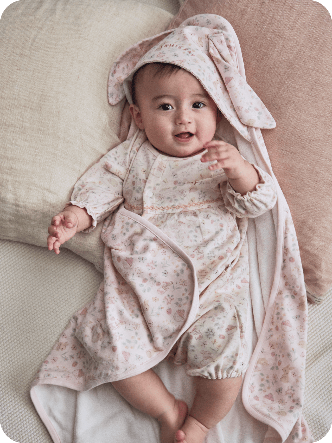 赤ちゃんが笑っている画像