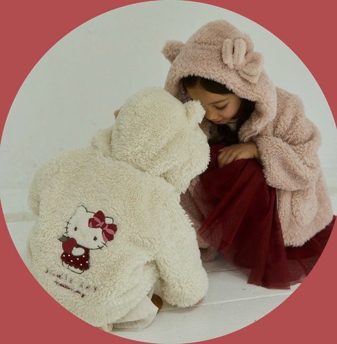 HELLO KITTY コラボ クッションとブルゾン着用イメージ