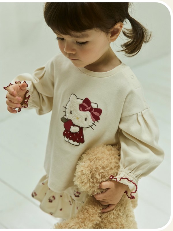 HELLO KITTY コラボ トップス着用イメージ