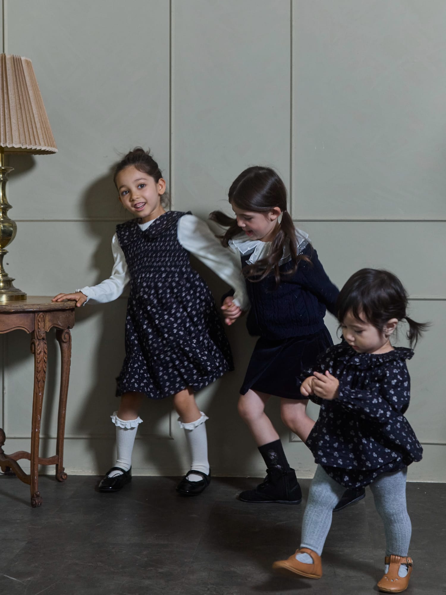 Dress Rompers Tops Skirtを着用した子供モデル